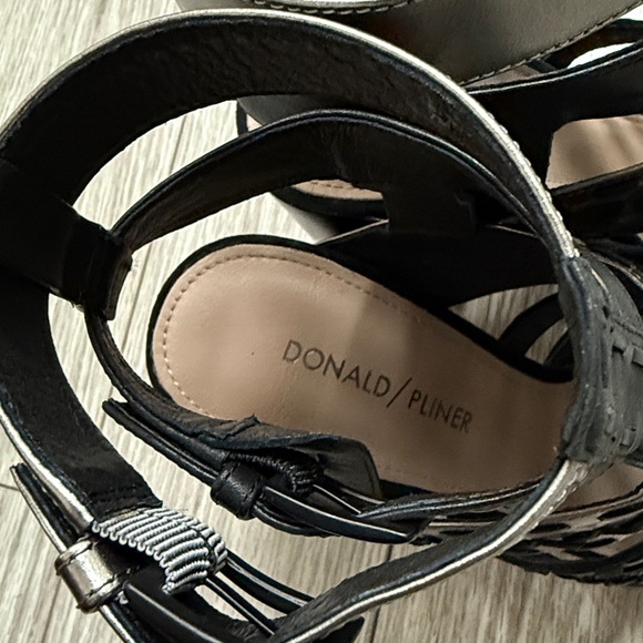 Donald / Pliner Galdiator Stlye Sandals - Picture 4 of 7